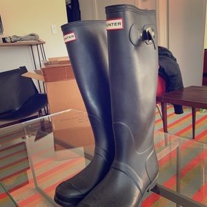 Black hunter rain boots with liners